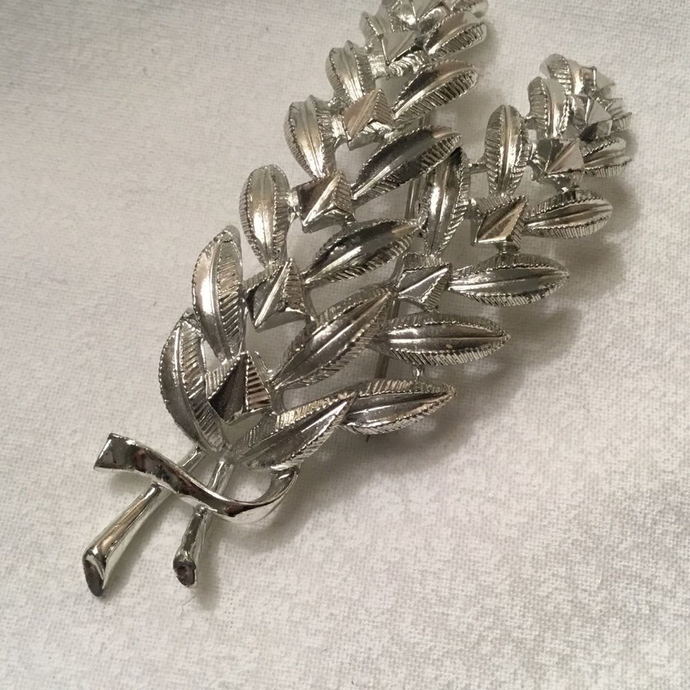 Silvertone Feather Pin  - Picture 4 of 6
